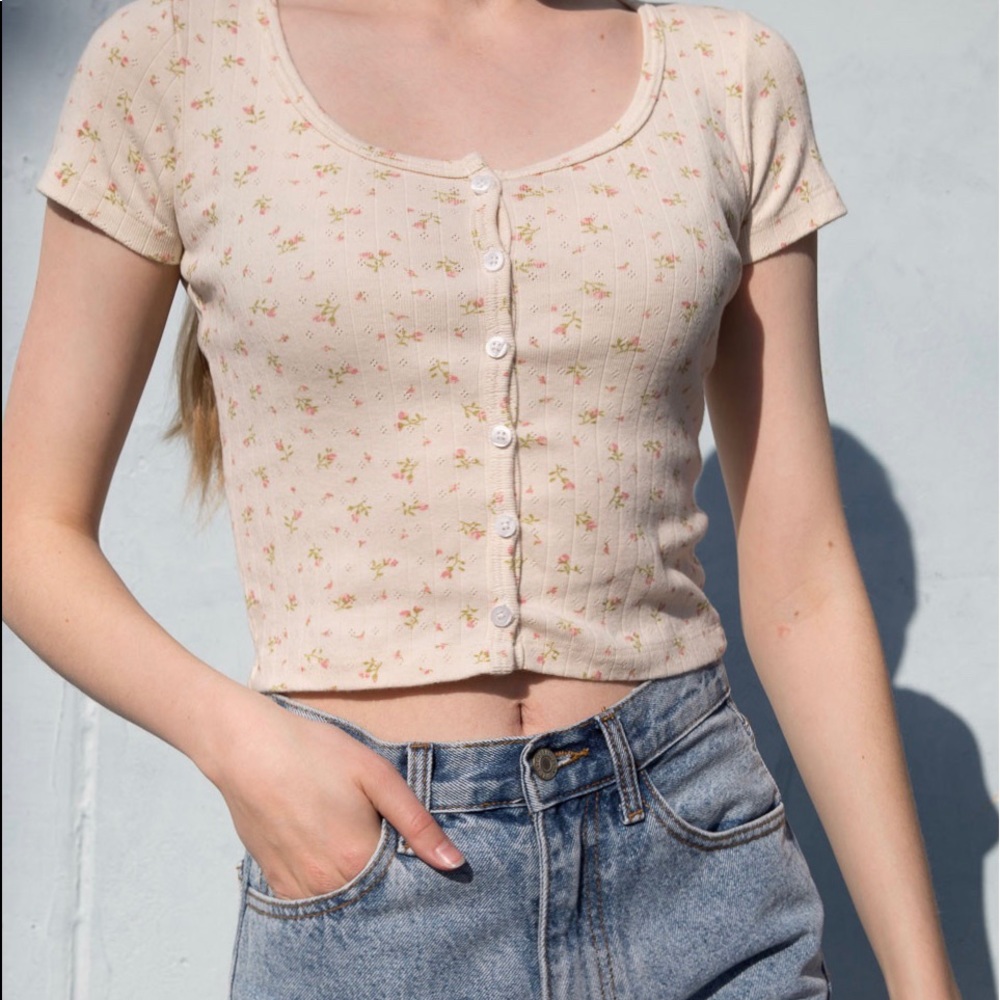 Brandy Melville floral zelly top!!